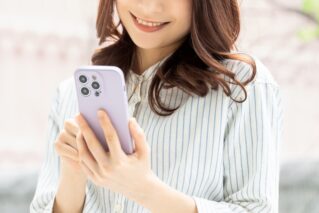 GoDaddyのメリットと料金を比較検討するイメージ写真