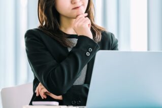 GoDaddyのデメリットと契約条件を確認するイメージ写真