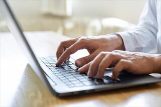 ノートパソコンでレスポンシブ表示の実装を確認する担当者