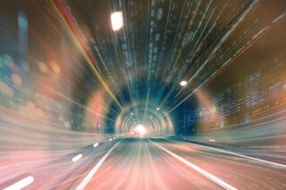 複数条件でのモバイル表示速度と操作検証を表す光の軌跡