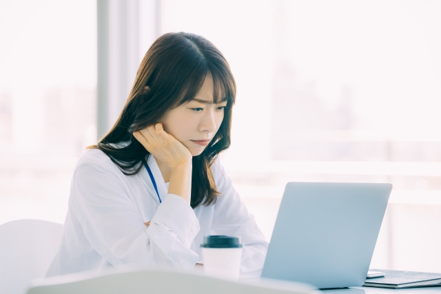 WordPressサーバー移行前の不安点をノートパソコンで確認する担当者