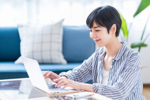 ノートパソコンでWeb文章を作成する人物