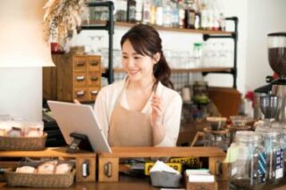 オンラインストアを運営するカフェ店員の女性